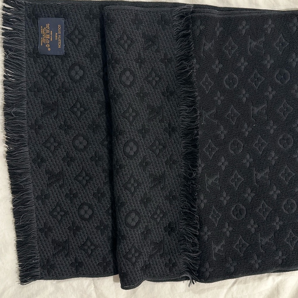 Authentic LOUIS VUITTON Monogram Classic Wool Scarf Gray and black unisex;